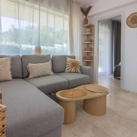 Apartmán Guesthost - Stunning In Pittulongu With Pool *