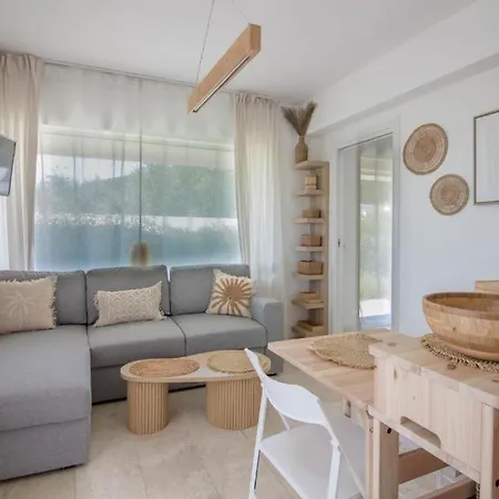 Stunning In Pittulongu With Pool Apartamento